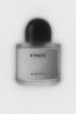 Blurry black-and-white photograph of a BYREDO perfume bottle, created as part of IMPROMPTU Studio’s contemporary photography and experimental visual art project. 