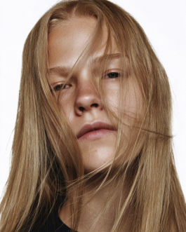 Art direction and visual identity for Oia, a marine-based skincare and haircare brand. Clean editorial style, soft light, natural textures and product-focused compositions created by IMPROMPTU studio. 