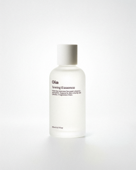 Art direction and visual identity for Oia, a marine-based skincare and haircare brand. Clean editorial style, soft light, natural textures and product-focused compositions created by IMPROMPTU studio.