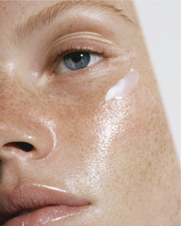 Art direction and visual identity for Oia, a marine-based skincare and haircare brand. Clean editorial style, soft light, natural textures and product-focused compositions created by IMPROMPTU studio. 