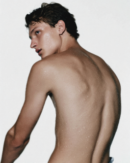 Art direction and visual identity for Oia, a marine-based skincare and haircare brand. Clean editorial style, soft light, natural textures and product-focused compositions created by IMPROMPTU studio. 