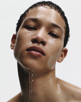 Art direction and visual identity for Oia, a marine-based skincare and haircare brand. Clean editorial style, soft light, natural textures and product-focused compositions created by IMPROMPTU studio. 