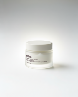 Art direction and visual identity for Oia, a marine-based skincare and haircare brand. Clean editorial style, soft light, natural textures and product-focused compositions created by IMPROMPTU studio. 