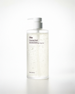 Art direction and visual identity for Oia, a marine-based skincare and haircare brand. Clean editorial style, soft light, natural textures and product-focused compositions created by IMPROMPTU studio.